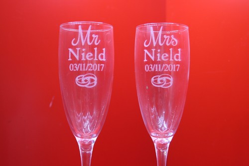 2 Laser Engraved Champagne Flute Mr & Mrs Wedding Glasses Ring Design Pair Date - Imagen 2 de 7