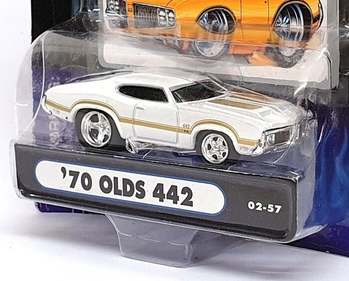 Muscle Machines 1/64 Scale 71161 02-57 - 1970 Oldsmobile 442 - White/Gold - Picture 2 of 5