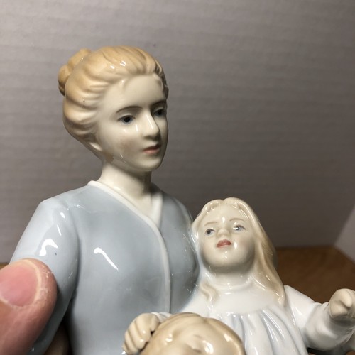 Vintage AVON "A Mother's Touch" Porcelain Figurine Mother's Day 1984 5" - Picture 3 of 11