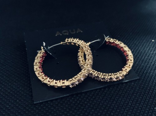 PENDIENTES ARO TENIS AQUA GRANDES DE ADENTRO HACIA AFUERA CRISTAL ROSA TONO ORO 1 1/8" NUEVOS CON ETIQUETAS - Imagen 6 de 8