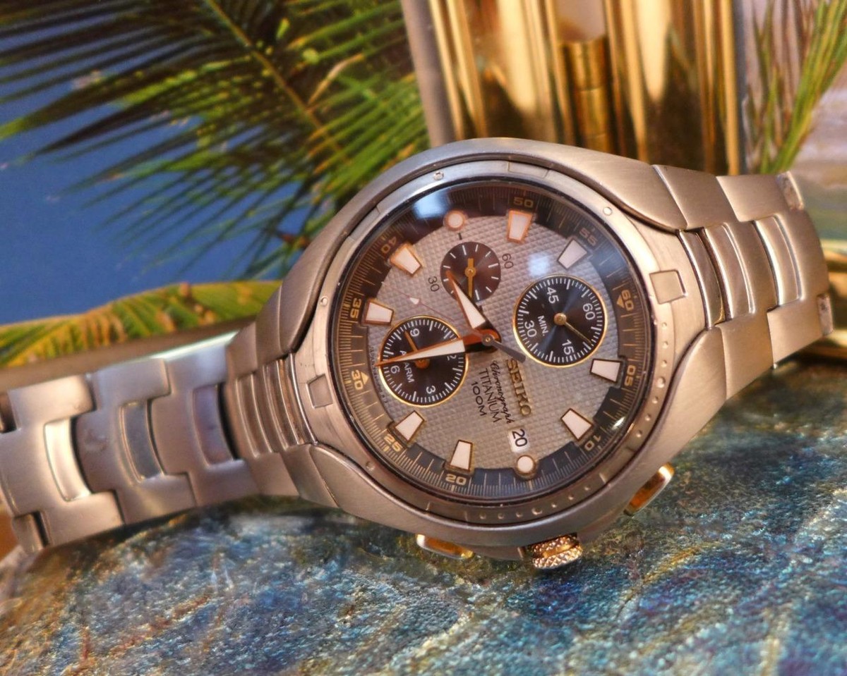 Unique 45mm (inc crown) Seiko Titanium Chronograph 7162-0EF0 Unique 45mm (inc crown) Seiko Titanium Chronograph 7162-0EF0