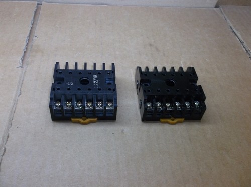 P2A-12BA Omron S3S regolatore sensore montaggio su guida DIN presa relè P2A12BA - Foto 1 di 2