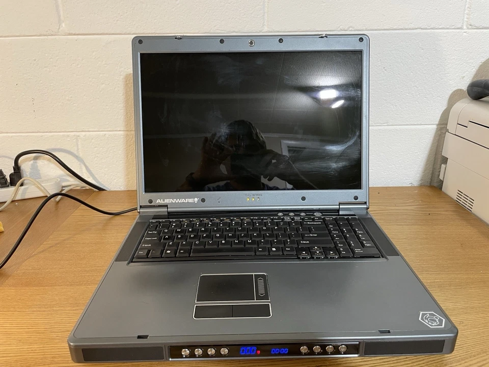 Alienware D9T Gaming Laptop - Pentium 4 @3.6GHz - 4GB RAM - 40GB HDD - GTX 7800 - Image 4 of 4