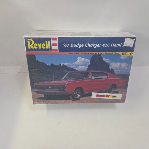 Revell '67 Dodge Charger 426 Hemi Model Kit 1/25