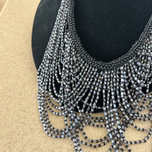 Collar babero gótico Steampunk con cuentas de semillas de vidrio negro tela de araña - Imagen 3 de 7