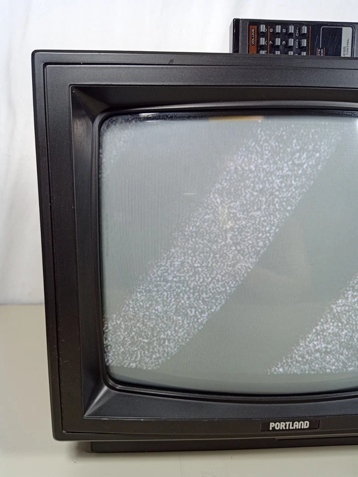 Vintage 1987 Portland Daewoo DCB-416F 13" CRT TV Television Wood Grain w/Remote - Image 2 of 4