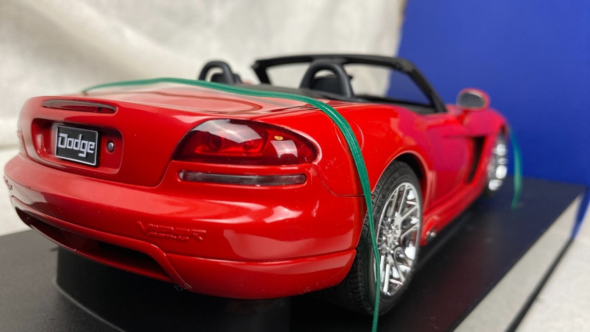 オートアート 1/18 ダッジ バイパー SRT-10 / レッド Amazon.co.jp: オートアート 118 ダッジ バイパー SRT-10 レッド