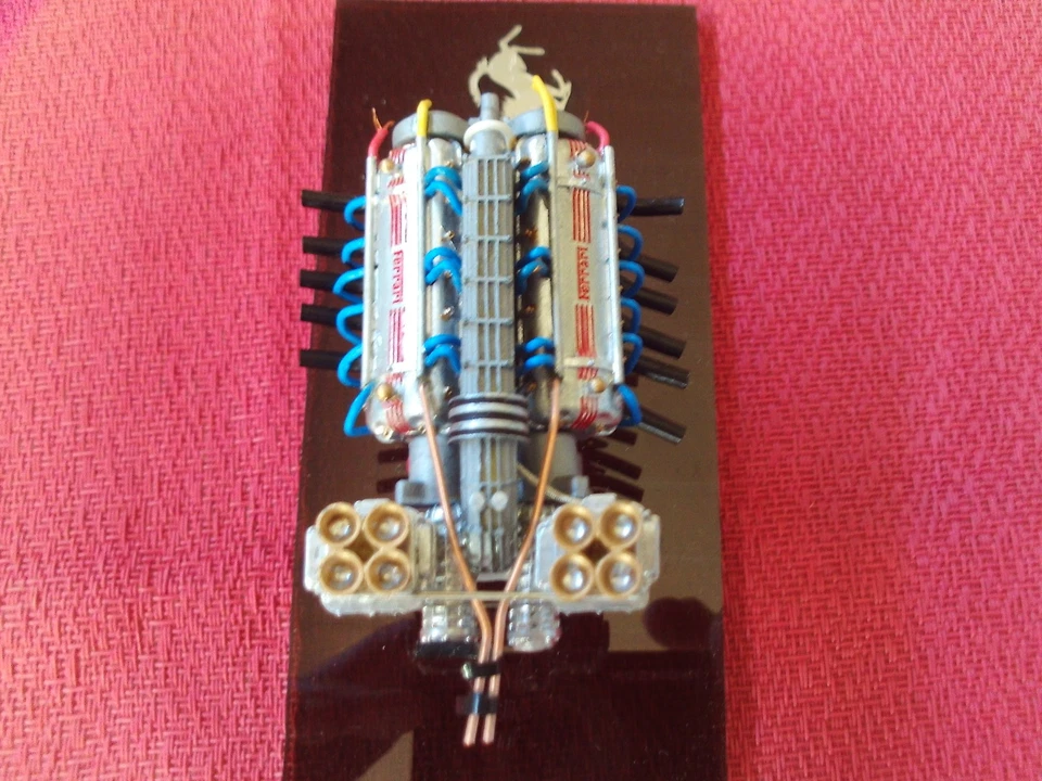 MOTEUR    FERRARI V12  version "marine"   kit résine  monté       1/18 - Photo 4/4