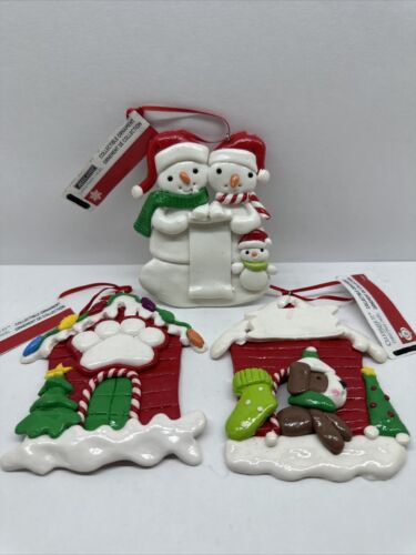 Lot of 3 Resin Flat Christmas Ornaments Snowmen Gingerbread House And Dog House - Afbeelding 1 van 13