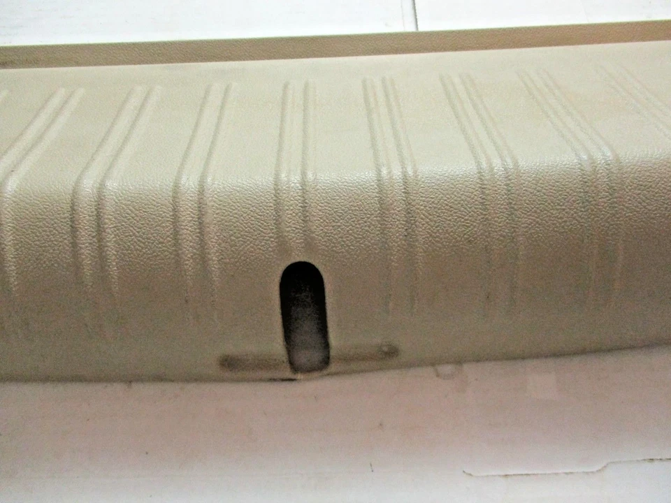 Chevrolet Malibu Maxx LT 2005 V6 luz neutra cubierta de pestillo cubierta trasera maletero Foto 3 de 4