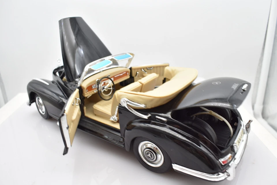 Modellino auto scala 1:18 MERCEDES BENZ 300 S diecast modellismo da collezione - Immagine 3 di 4