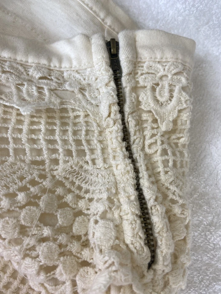 Alfinetes e agulhas shorts femininos júnior forrado de crochê bege bronzeado tamanho 2 com zíper - Imagem 2 de 4