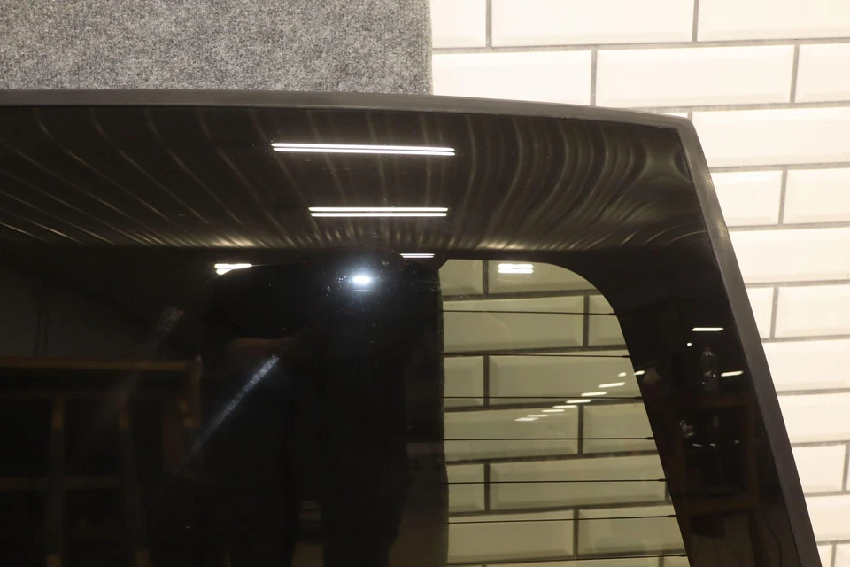 95-98 Chevy Tahoe Yukon 2 Door Upper Tailgate Glass with Wiper Carmine Red Foto 2 de 4