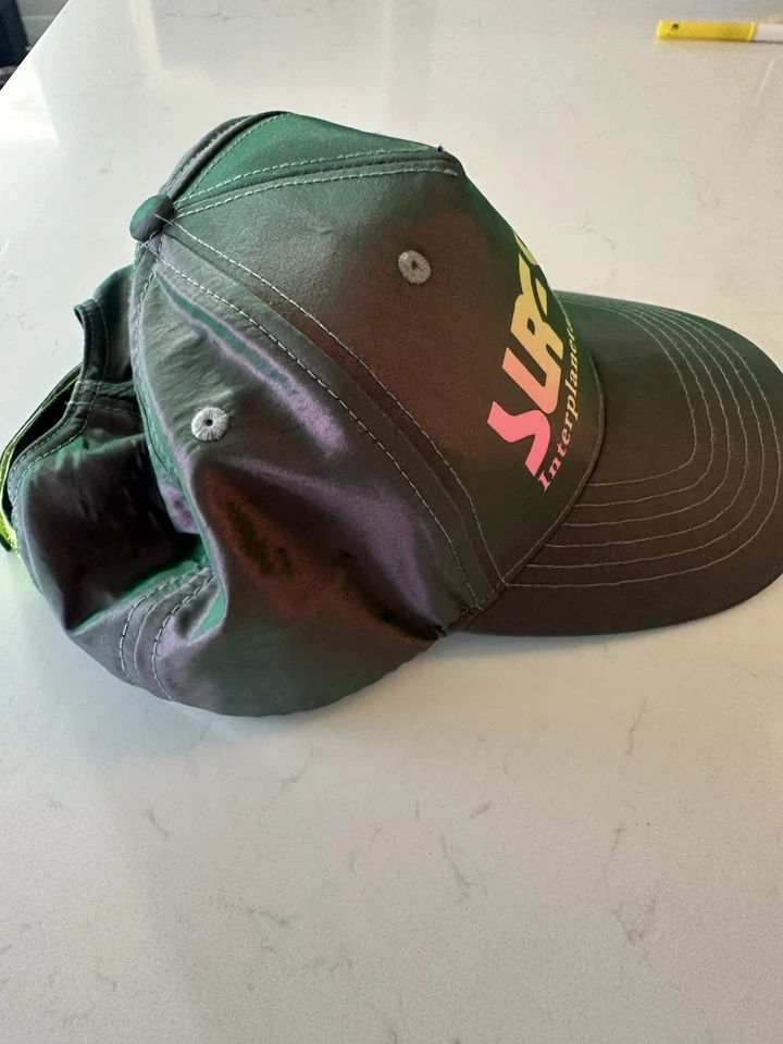 Sombrero estilo surf interplanetario vintage años 90 equipo corporal gorra púrpura verde camaleón Foto 3 de 4