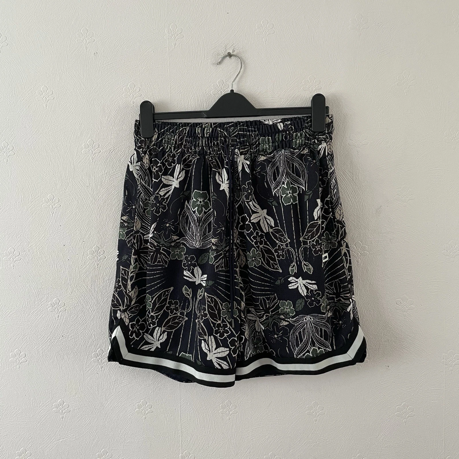 FOOTLOCKER LCKR FLORAL SHORTS - L - NAVY BLUE - MESH SUMMER