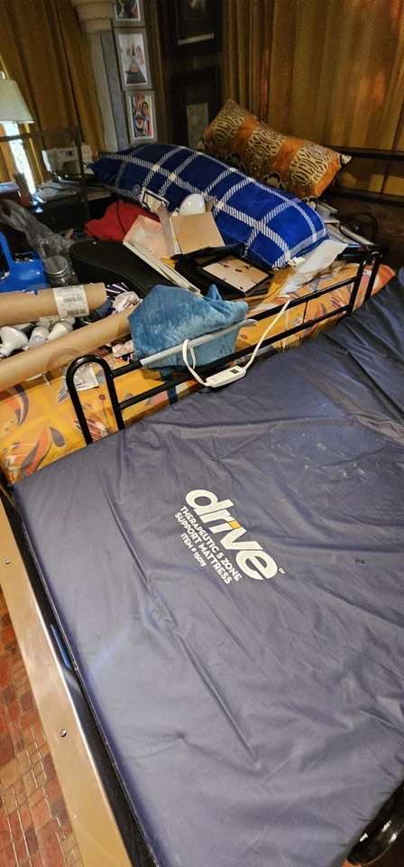 Cama de hospital eléctrica completa DRIVE usada durante 2 meses. El comprador tiene que enviar o recoger Foto 3 de 4