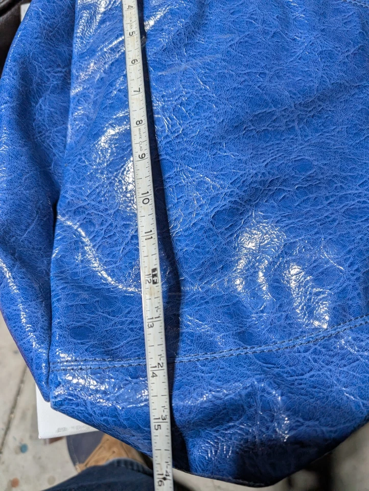 Bolso de Mano Gianni Bini para Gimnasio Azul Diseño de Piel de Serpiente con Mango de Cadena Corta Foto 4 de 4