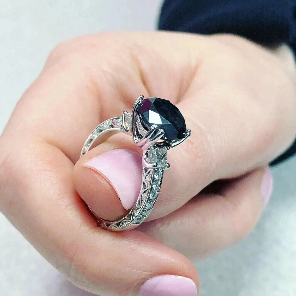 Anillo de boda solitario enchapado en oro blanco de 14 quilates con diamantes negros simulados redondos de 2 quilates Foto 4 de 4