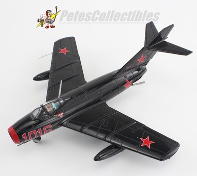 Hobby Master HA2422 MIG-15bis Experimental Red 1016 Air Museum Kansas 1:72nd.