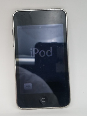 Apple iPod Touch 3rd Generation A1318 - 32GB - Black and Silver