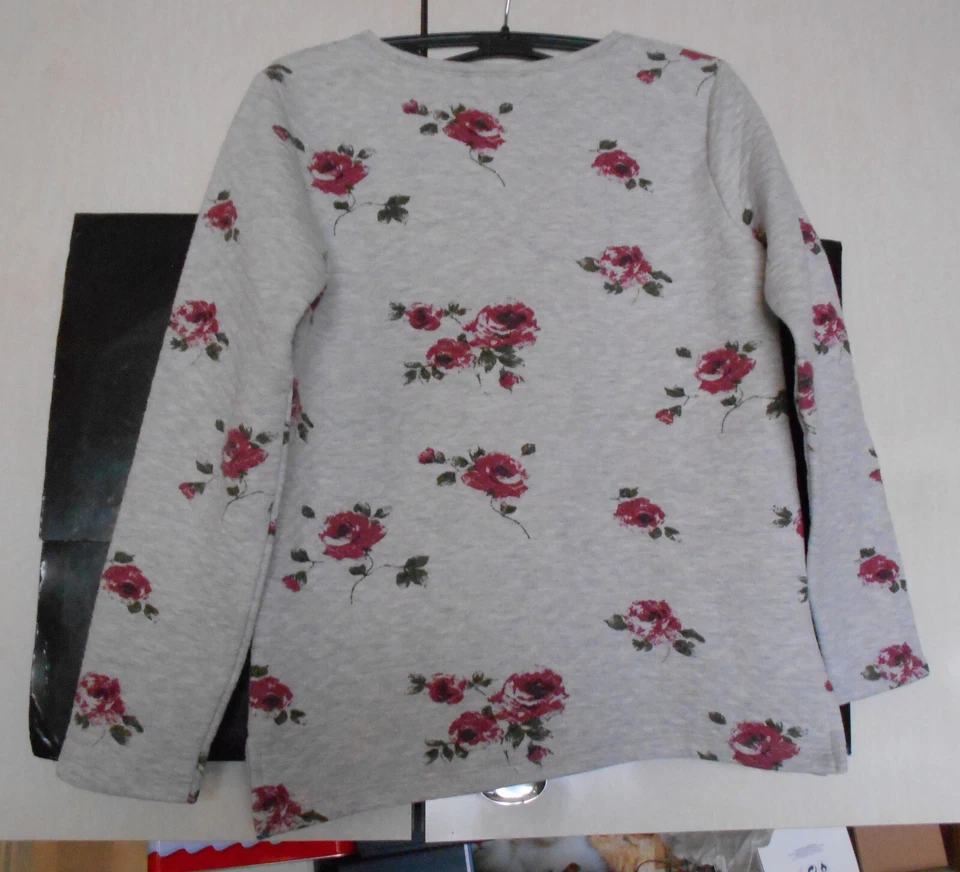 pull tunique femme taille M marque Etam, fond gris avec fleurs rouges vertes - Photo 2/4