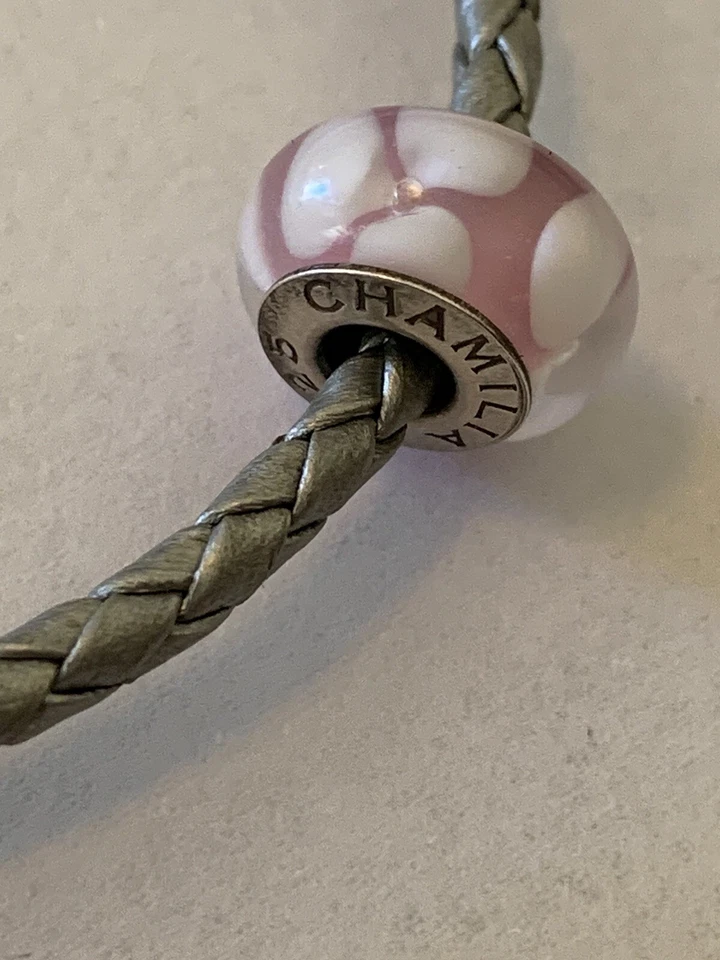 Pulsera Chamilia de plata de ley y cuero con dije Foto 2 de 4