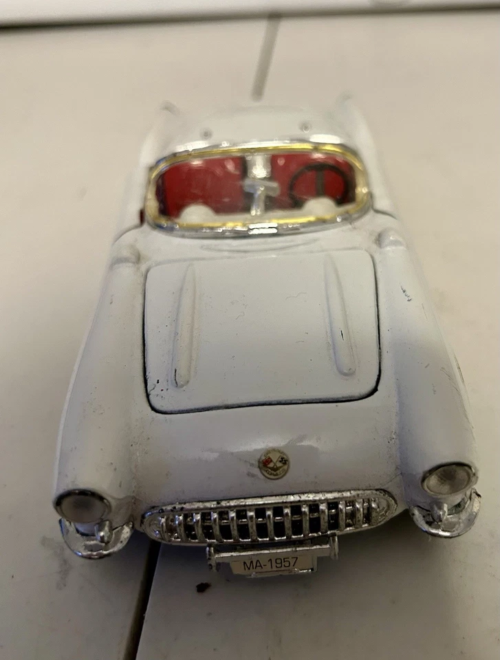 1957 Corvette Die Cast Car 1/24 Scale White Model SS7708 - Signature series - Image 2 of 4