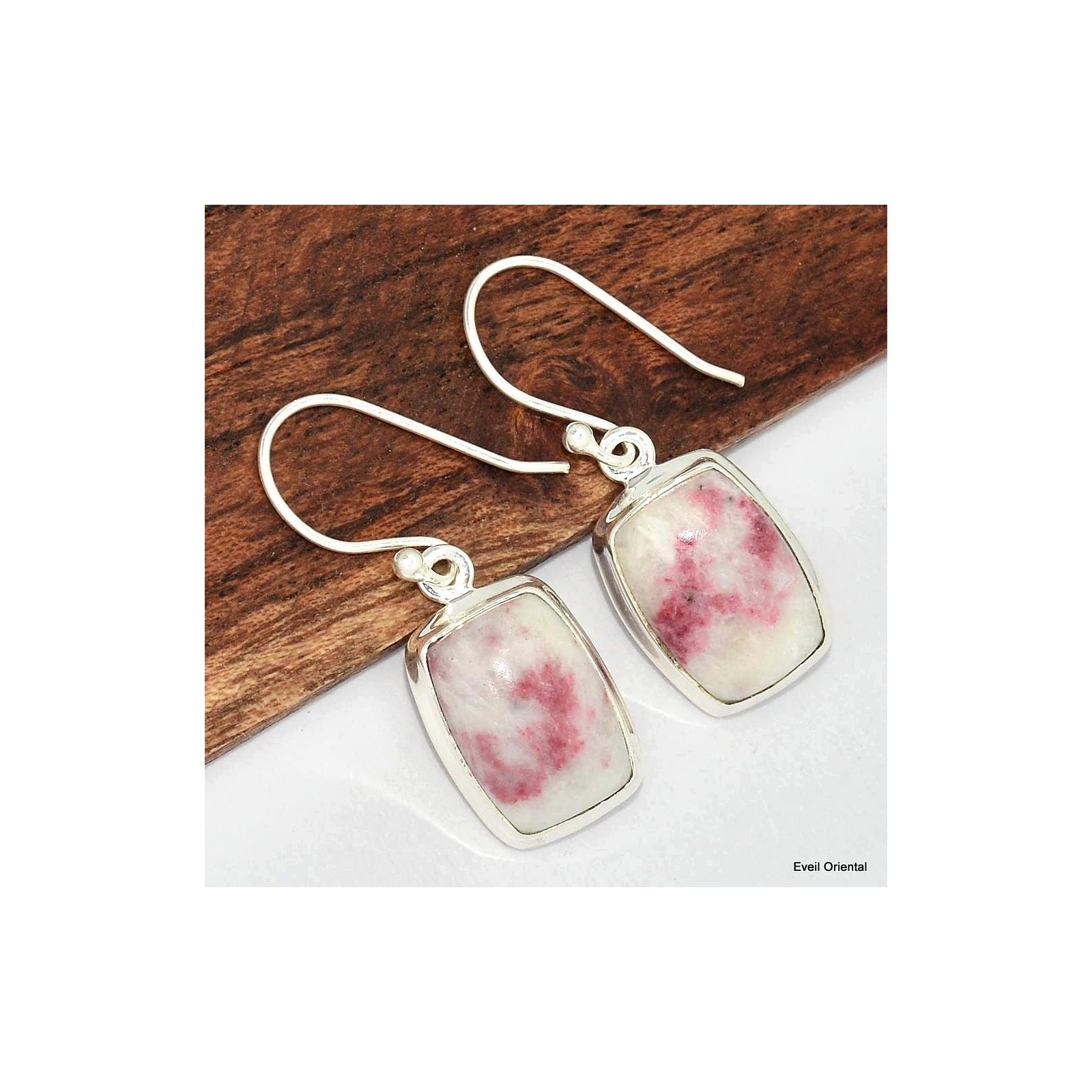 Boucles d'oreilles Cinabre rectangulaires : l'accessoire idéal de vos tenues de bureau et soirées