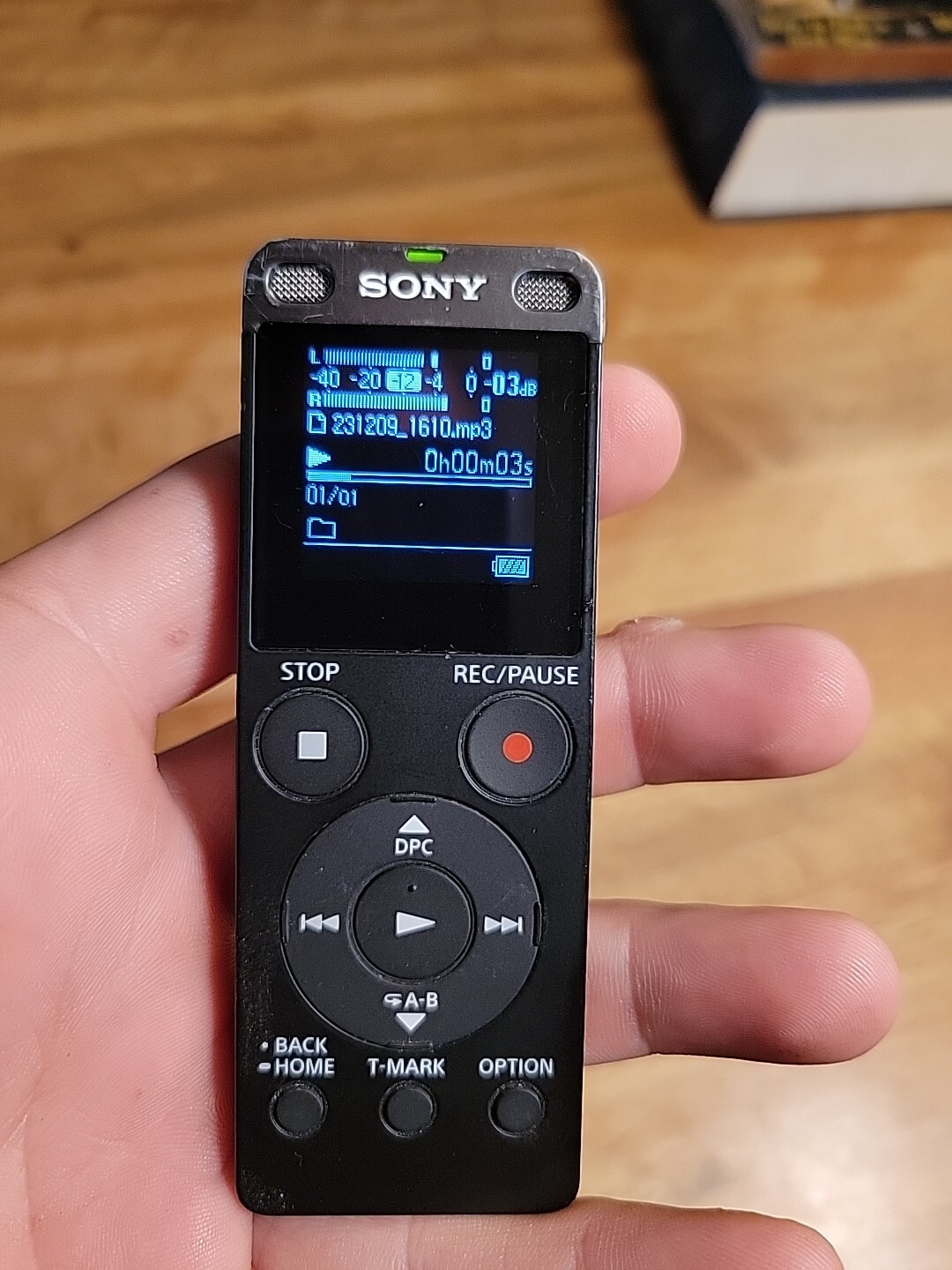 Sony ICDUX560 Black Stereo IC Recorder FM Tuner 4GB PCM MP3 MicroSD