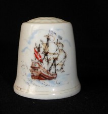 Zwei sehr h&uuml;bsche Porzellan- Fingerh&uuml;te mit Biedermeier Motiven&nbsp;