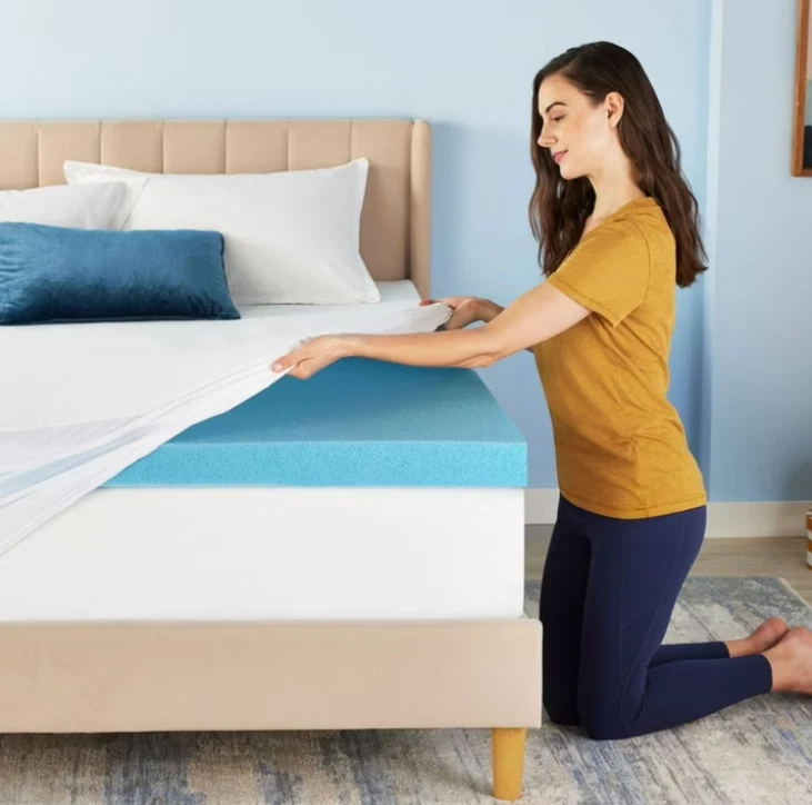 Colchón de espuma viscoelástica de gel de 3 pulgadas Serta Cool Nights tamaño king Foto 3 de 4