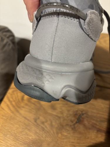 Size 8- adidas Ozweego - Picture 12 of 17