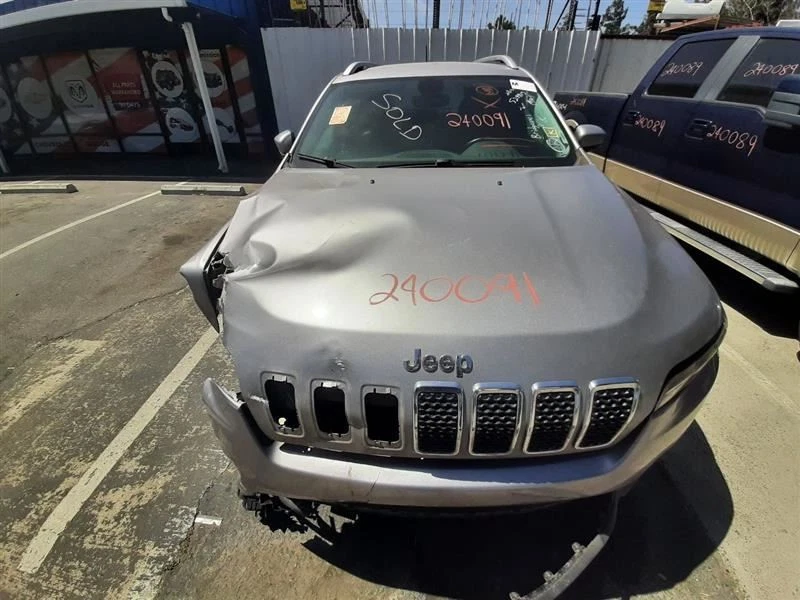 Jeep Cherokee 2019-2020 OEM luz trasera de pasajero puerta levadiza montada LED 68275964A Foto 4 de 4