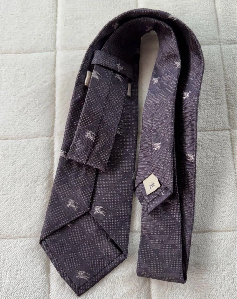 Burberry London Corbata de Seda Púrpura Logotipo de Caballo Patrón a Cuadros Usado Italia 144 cm Foto 3 de 4
