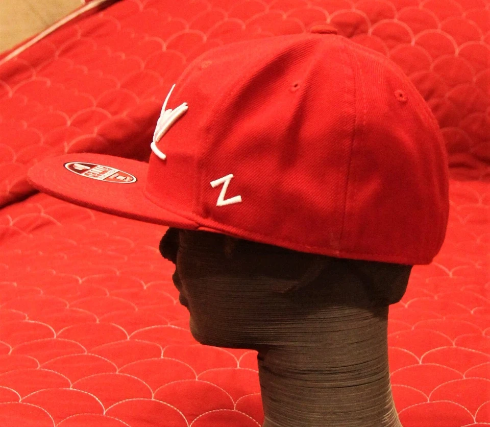 Gorra de béisbol Jesse James Firearms ilimitada ajustada de lana roja Zephy’s 6 7/8 Foto 4 de 4