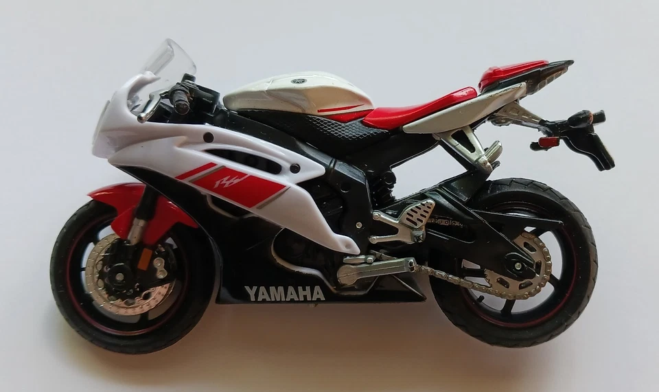Yamaha YZF-R6 Motorcycle, 1:18 Scale Die Cast & Plastic Maisto Sport Bike. - Image 2 of 4