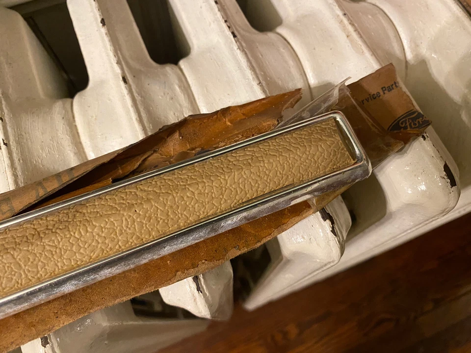 NOS 1980 1981 年 1982 年福特 Thunderbird 前挡泥板装饰成型 — 第 2/4 张图片