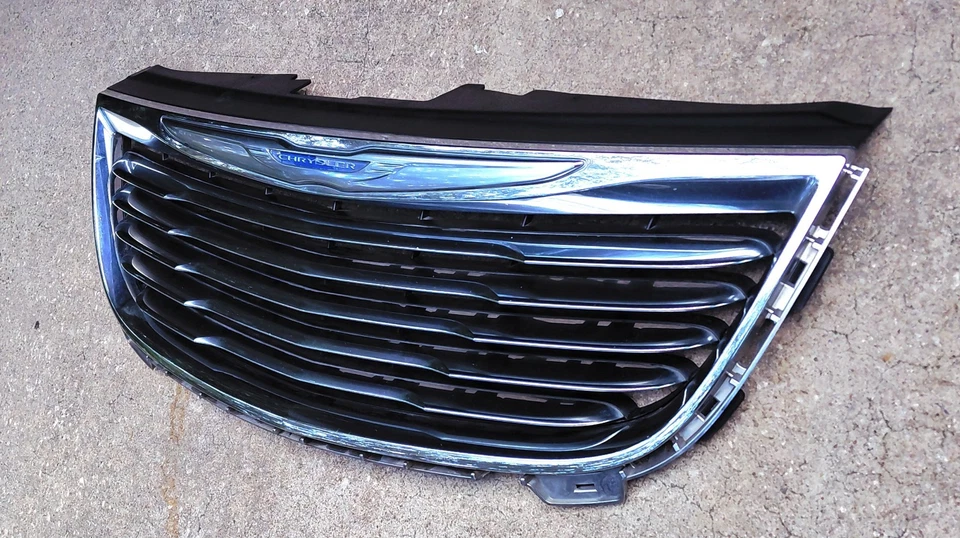 2011-2016 Chrysler Town & Country Upper Grille Silver & Chrome Surround Upper Foto 2 de 4