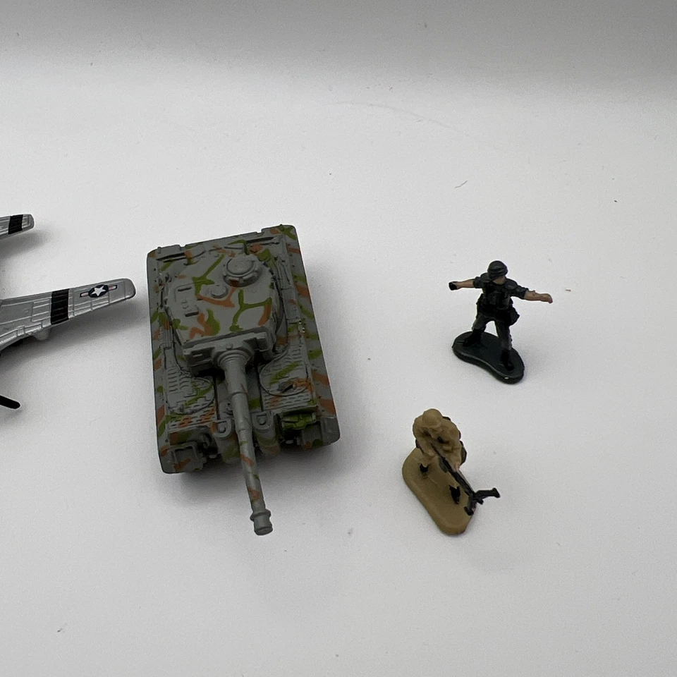 Micro Machines #19 WAR CLASSICS WW II World Military 1995 Galoob vintage Mustang - Image 3 of 4