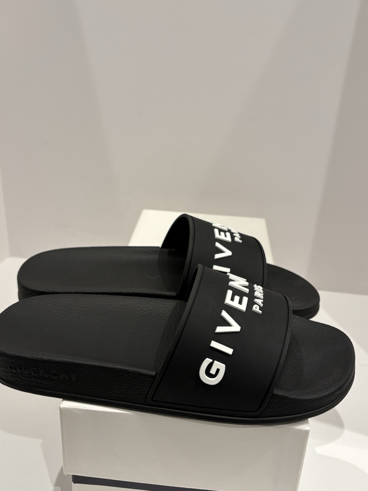NWT Givenchy Women's Slide Flat Slippers Unisex Men’s US 7 Women’s US 8.5 thumbnail 3