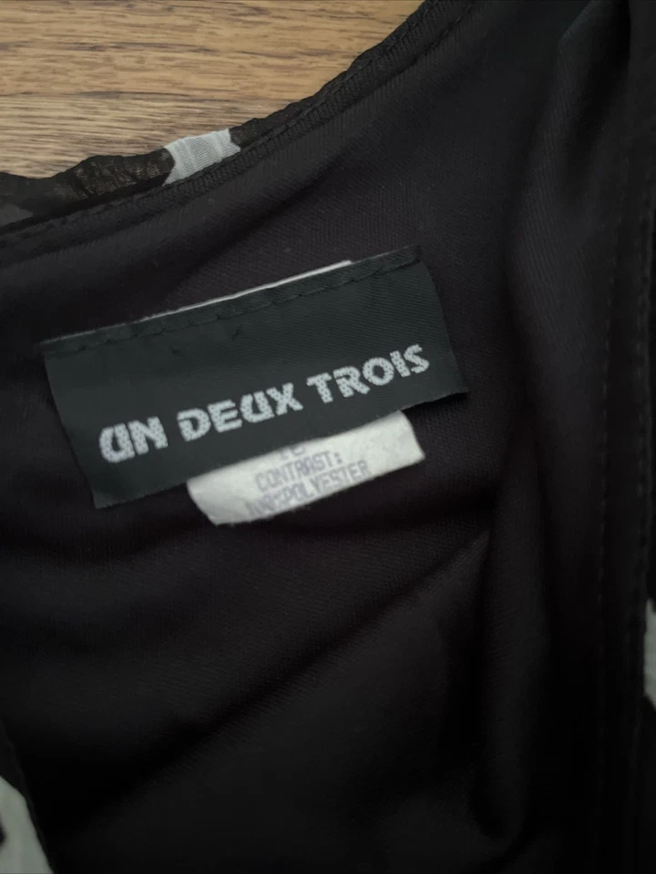 UN DEUX TROIS ESTRELLAS VOLANTE CAPRICHOSO CÓCTEL FORMAL JUNIORS 16 / MUJER XS Foto 2 de 4