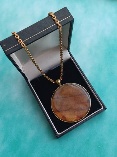 Beautiful Large Gold Tone And Brown Detailed Round Pendant Necklace