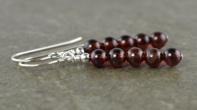 Einfache kleine dunkelrote Granat Edelstein & Sterlingsilber Ohrhänger + Geschenkbox