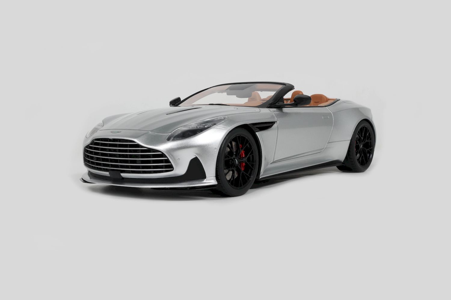 GT SPIRIT GT945 1:18 Aston Martin DB12 Volante, Silver, 2023