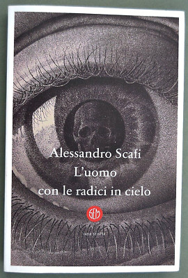 Alessandro Scafi: Der Mann mit den Wurzeln im Himmel. 2022. REM