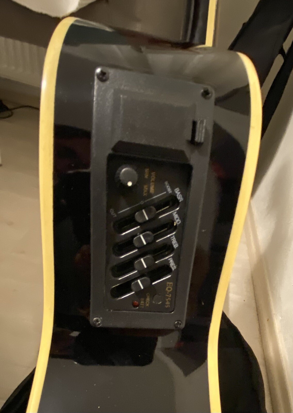 Marwell Westerngitarre Vesta schwarz, mit Cut, EQ, D`ADDARIO Saiten und