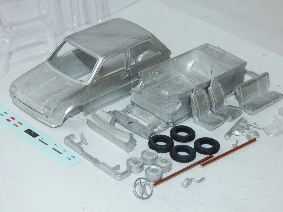 Somerville metal kits Austin Metro 1.0L saloon car 1:43rd scale - Image 1 of 2