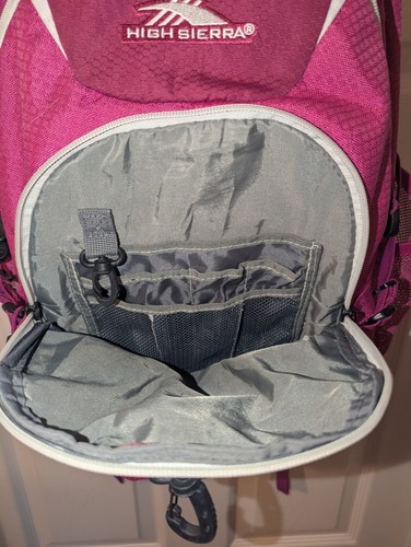 Mochila High Sierra rosa con sistema de correa de suspensión - Imagen 7 de 12