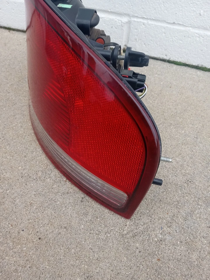 Luz trasera derecha pasajero Chrysler Sebring 2001-2006 sedán original OEM Foto 2 de 4