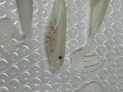 HOG CATCHER TRIPLE RIPPLE BOOTY SHAKING 4'' RED PEPPER PEARL SHAD  5 PACK